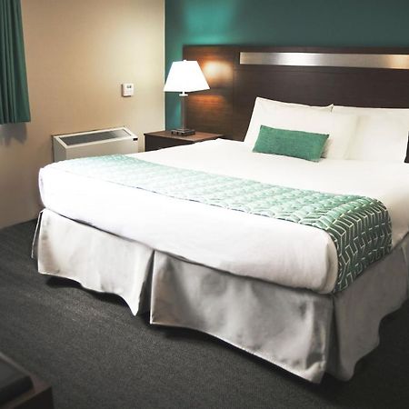 Ramada By Wyndham Hotel Quesnel Buitenkant foto