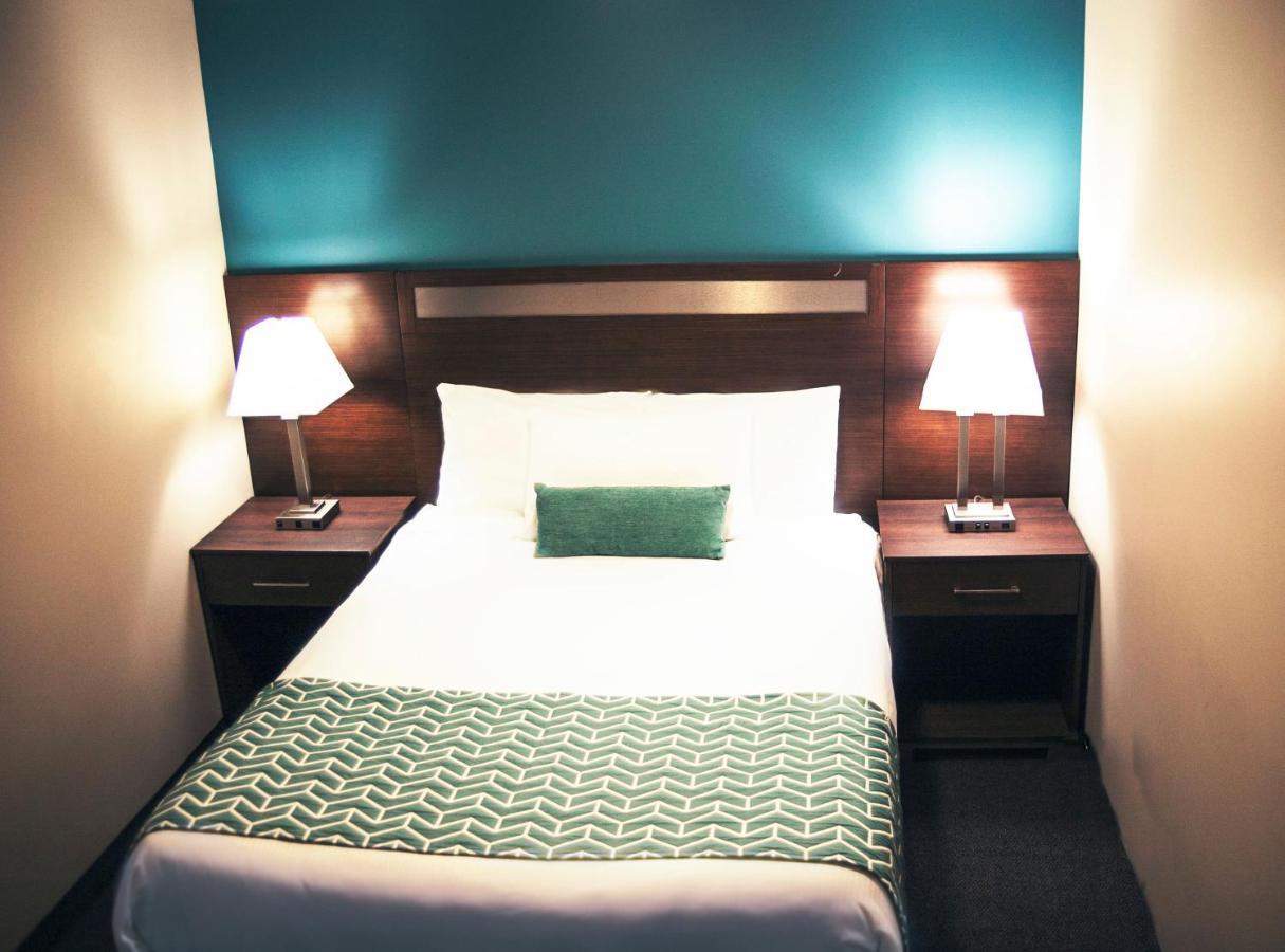 Ramada By Wyndham Hotel Quesnel Buitenkant foto