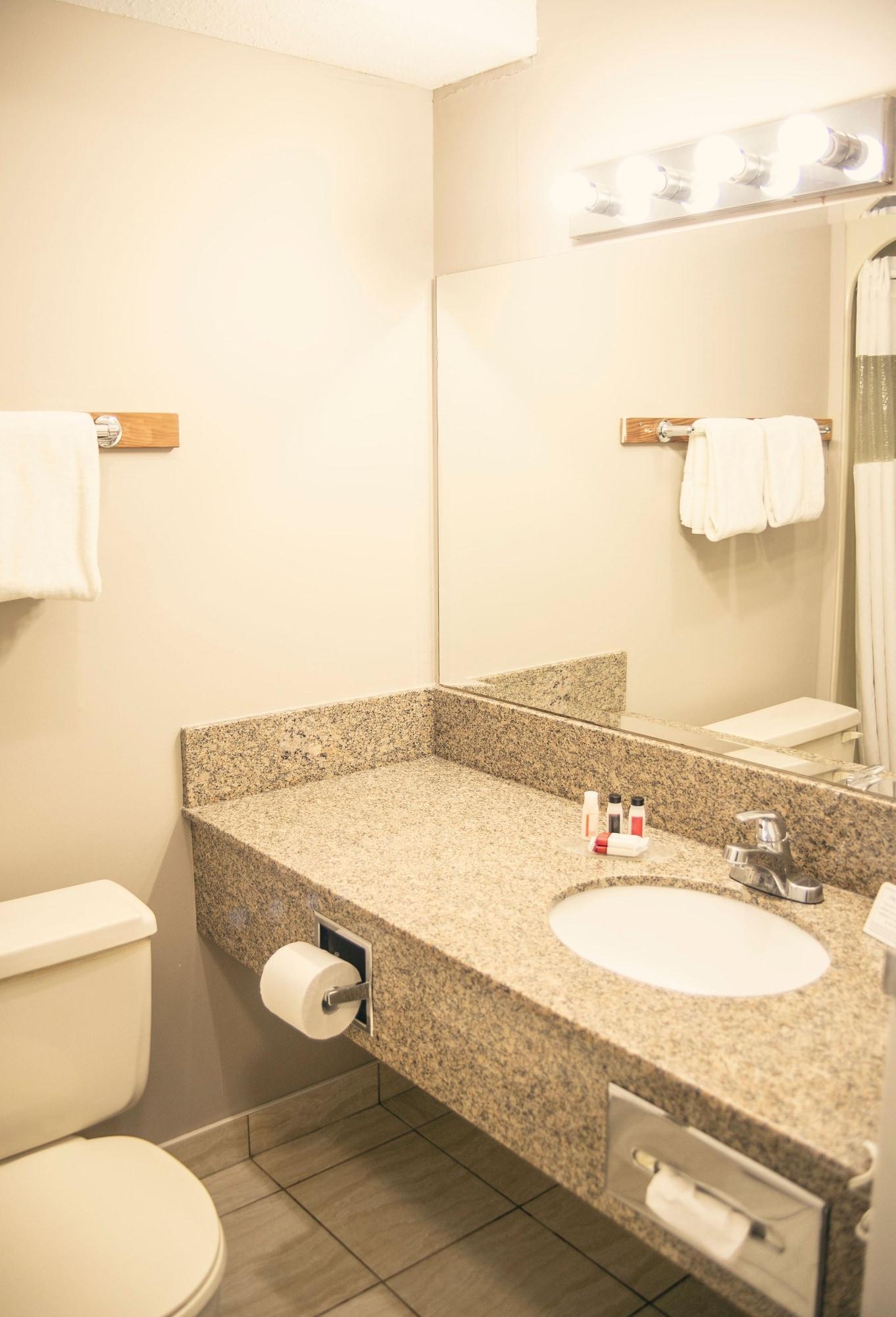Ramada By Wyndham Hotel Quesnel Buitenkant foto