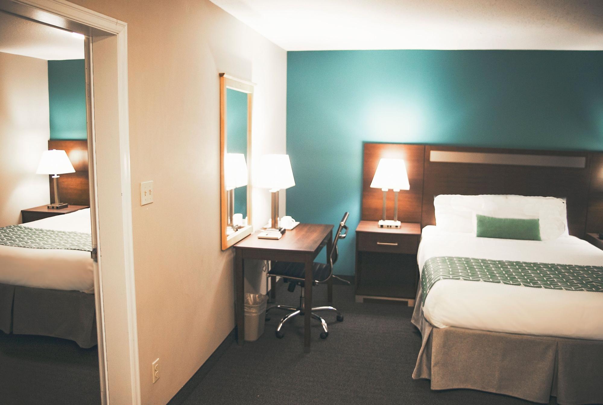 Ramada By Wyndham Hotel Quesnel Buitenkant foto