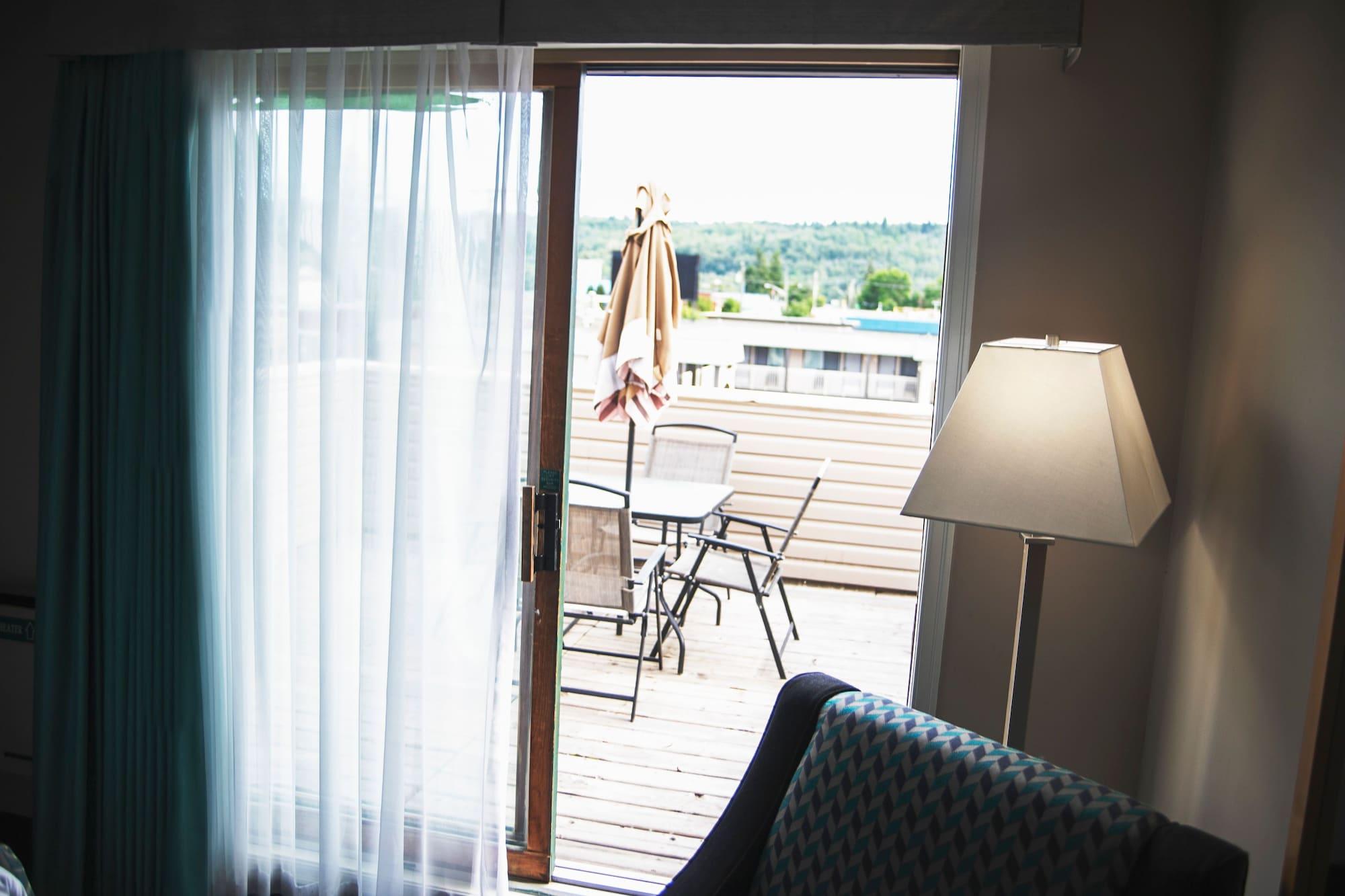 Ramada By Wyndham Hotel Quesnel Buitenkant foto