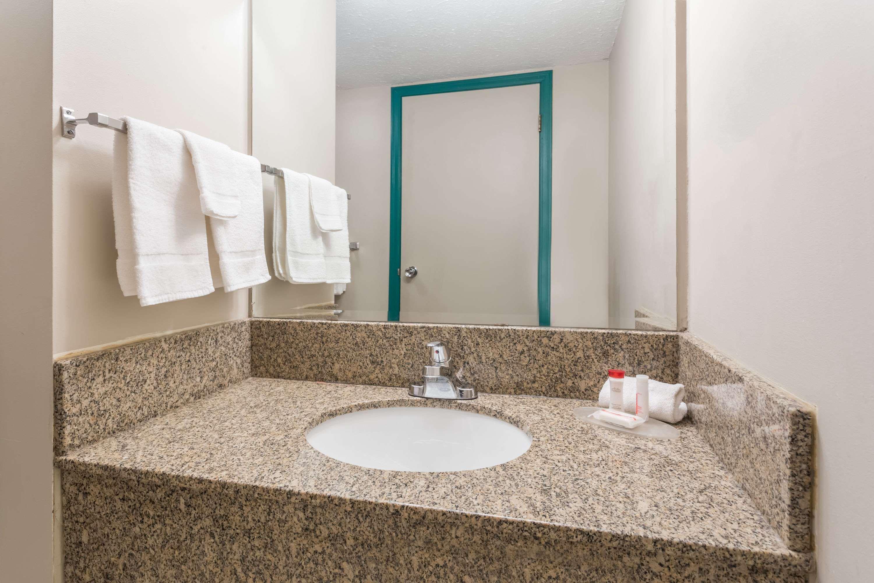Ramada By Wyndham Hotel Quesnel Buitenkant foto