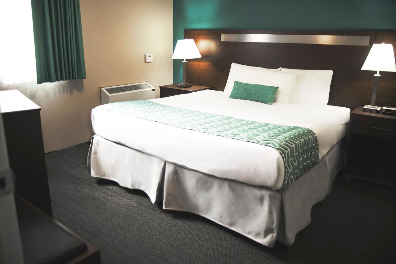 Ramada By Wyndham Hotel Quesnel Buitenkant foto
