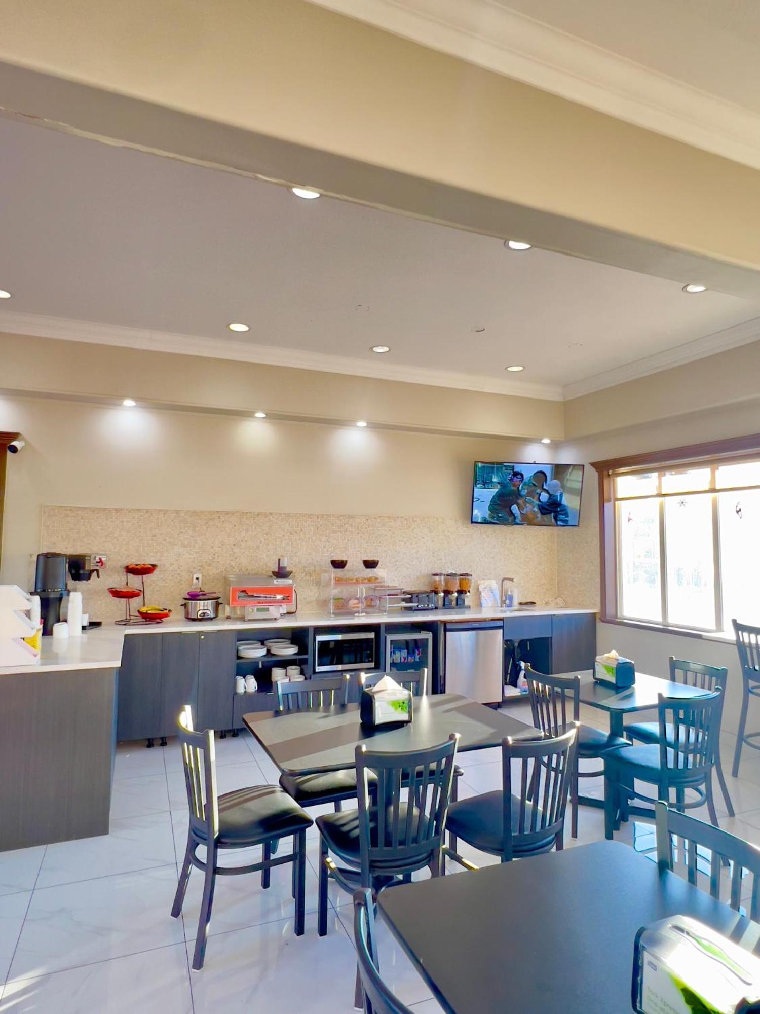 Ramada By Wyndham Hotel Quesnel Buitenkant foto