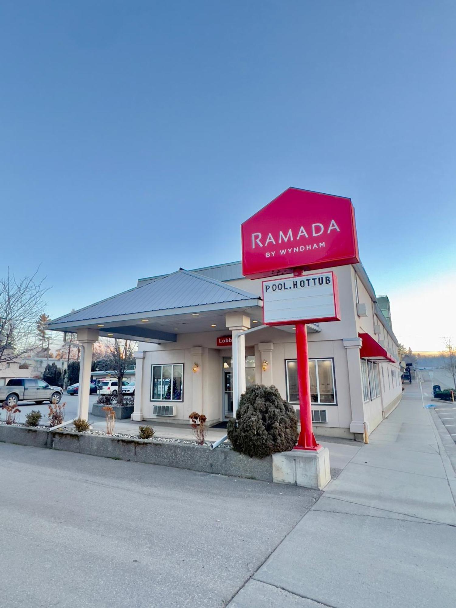 Ramada By Wyndham Hotel Quesnel Buitenkant foto