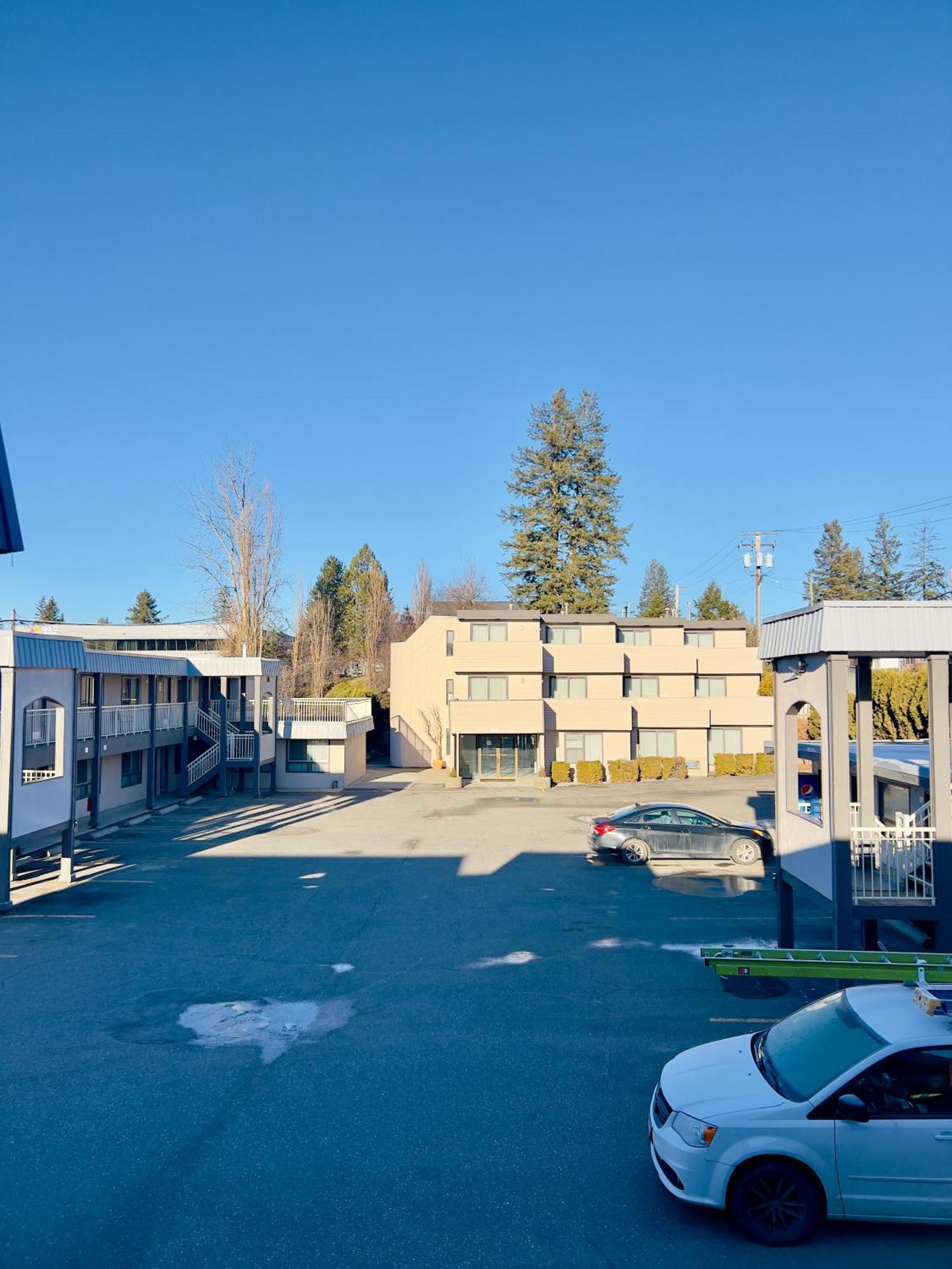 Ramada By Wyndham Hotel Quesnel Buitenkant foto