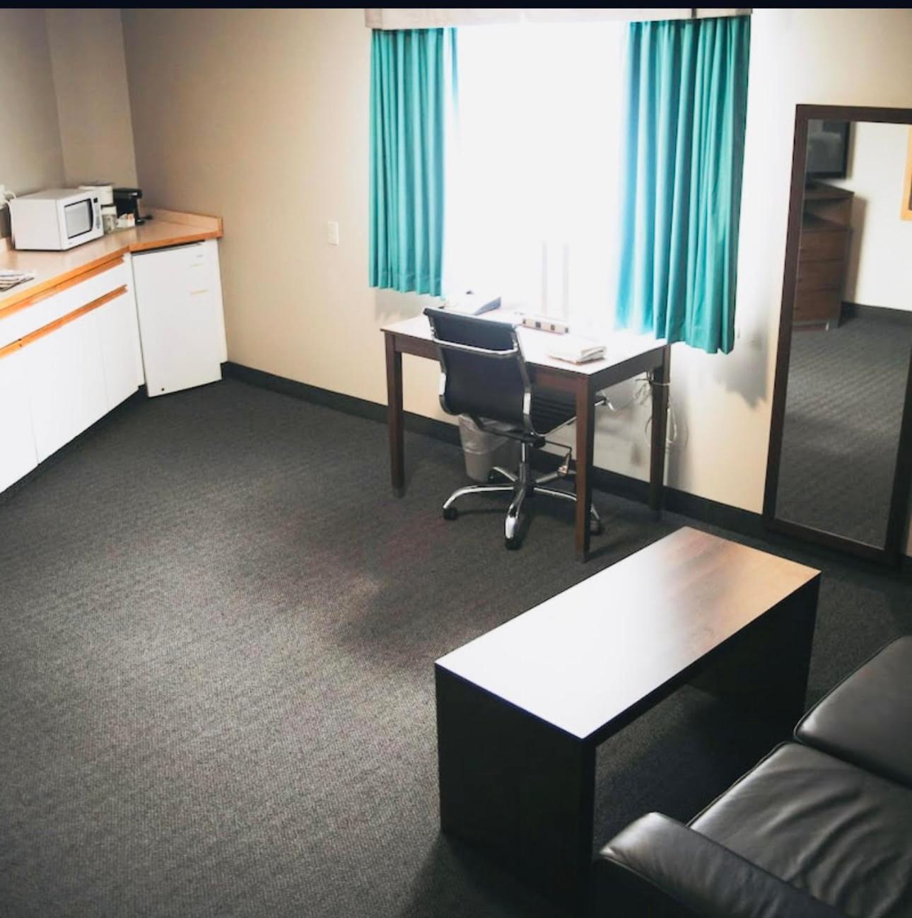 Ramada By Wyndham Hotel Quesnel Buitenkant foto